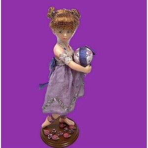 Mundia Porcelain Doll “Lola” Christine et Cecile Collectible Rêve de Porcelaine